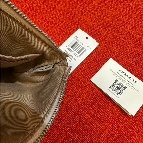 ❤️❤️❤️NEW Coach wristlet/wallet with cherry print /silvertone hardware ❤️❤️❤️ - Picture 8 of 10